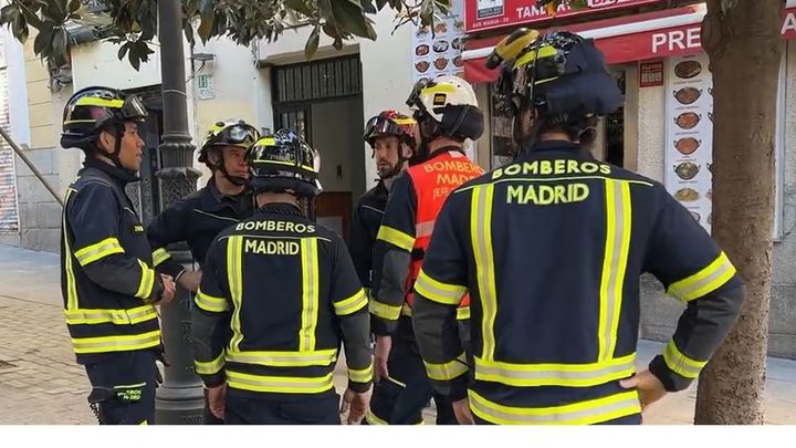 Bomberos del Ayuntamiento de Madrid intervienen ante el riesgo estructural de un edificio en Lavapiés / EUROPA PRESS