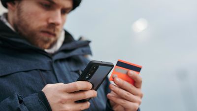 ¿Costes reducidos o gratuitos?: conoce a qué edad dejas de ser joven para tu entidad bancaria