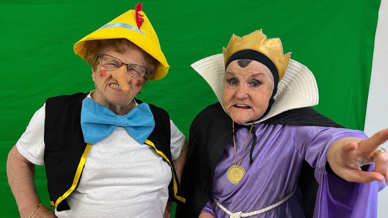 Una residencia de mayores de Alcalá da vida a los personajes de Disney por una buena causa