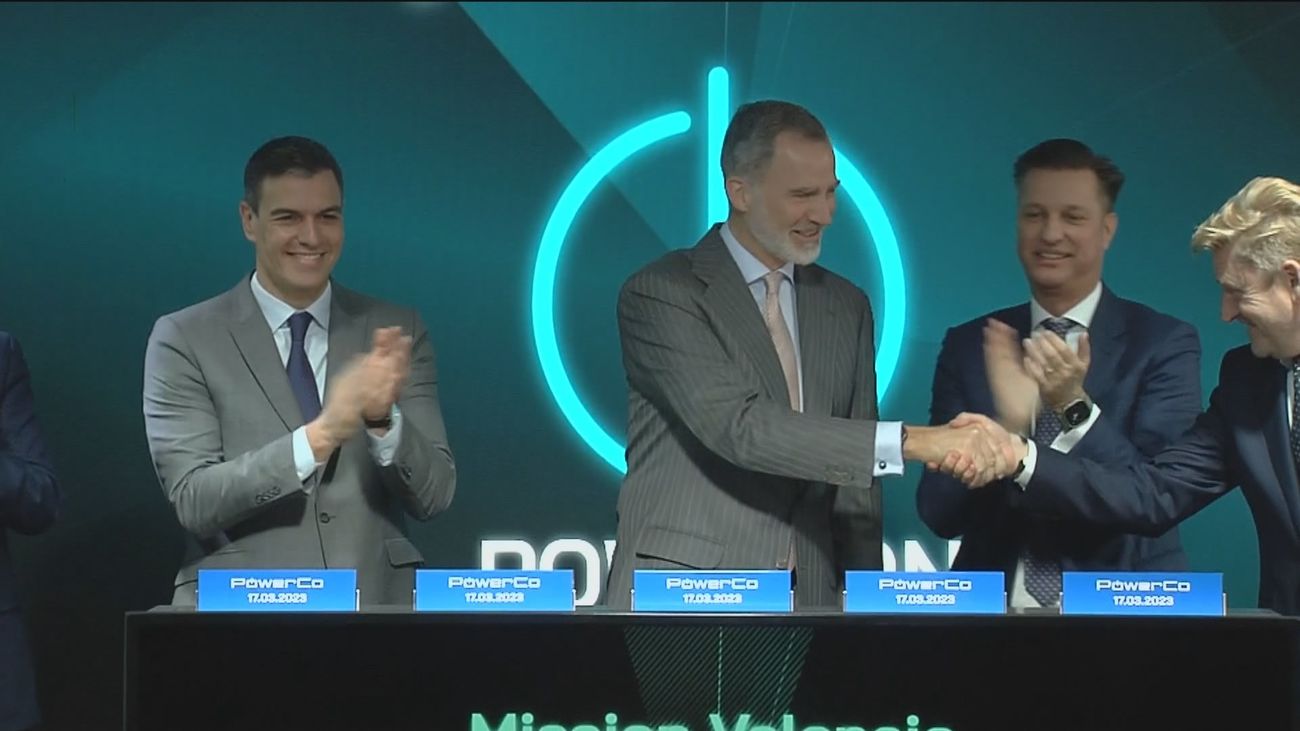 El Rey pone la primera piedra de la gigafactoría de Volkswagen en Sagunto