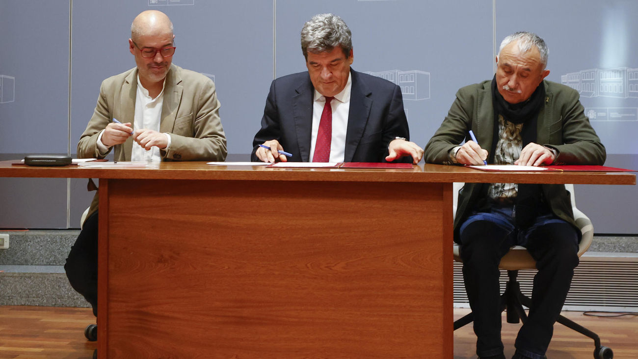 El ministro de Inclusión y Seguridad Social, José Luis Escrivá (c), y los secretario generales de CCOO y UGT, Unai Sordo (i) y Pepe Álvarez (d), durante la firma del acuerdo para la última parte de la reforma de las pensiones