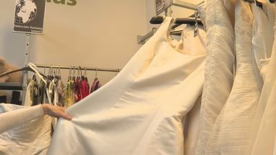 Vestidos de novia de segunda mano en el país de las bodas caras