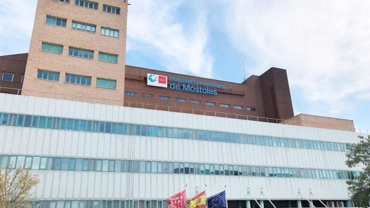 Desalojo parcial en el Hospital de Móstoles por el incendio declarado en un aseo