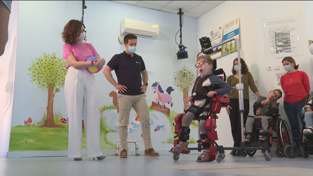 Adolfo, el niño que camina gracias a un exoesqueleto biónico: "Es un sueño real"