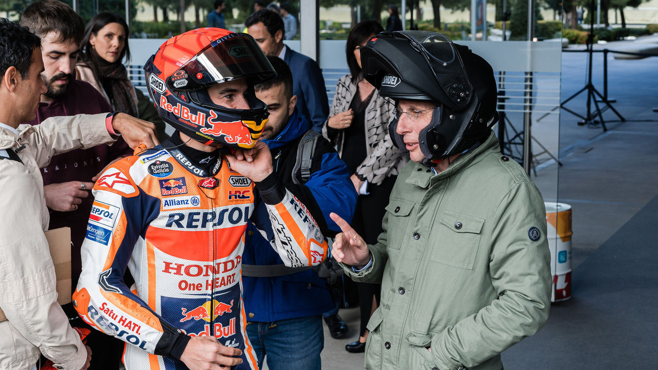 Almeida y Marc Márquez recorren Madrid en moto con combustible 100% renovable