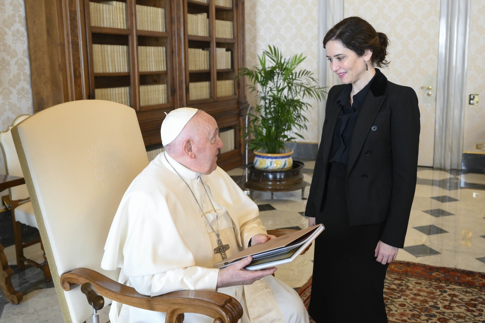 Ayuso, Almeida y Mercedes González se reúnen en Roma con el Papa Francisco