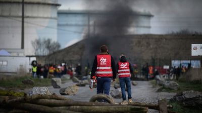 Francia afronta más huelgas parciales después de otra noche de disturbios en Paris