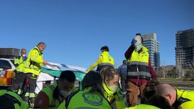 Dos heridos, uno de ellos grave, tras salirse de la vía la moto en la M-11