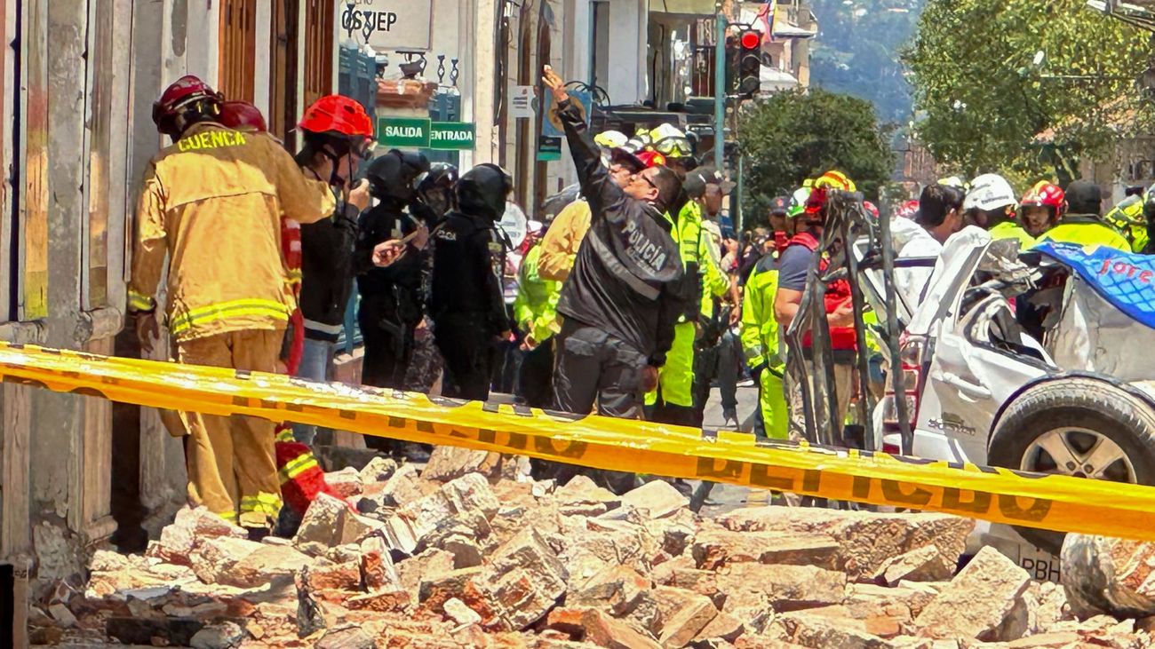 Catorce fallecidos y más de un centenar de heridos  por un seismo de 6,5 en Ecuador