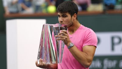 Alcaraz tritura a Medvedev, conquista Indian Wells y recupera el número uno