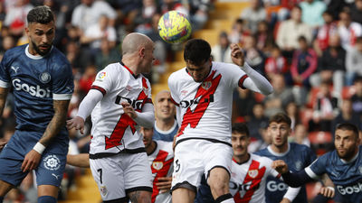 El Rayo Vallecano desperdicia dos penaltis y no pasa del empate 2-2 ante el Girona
