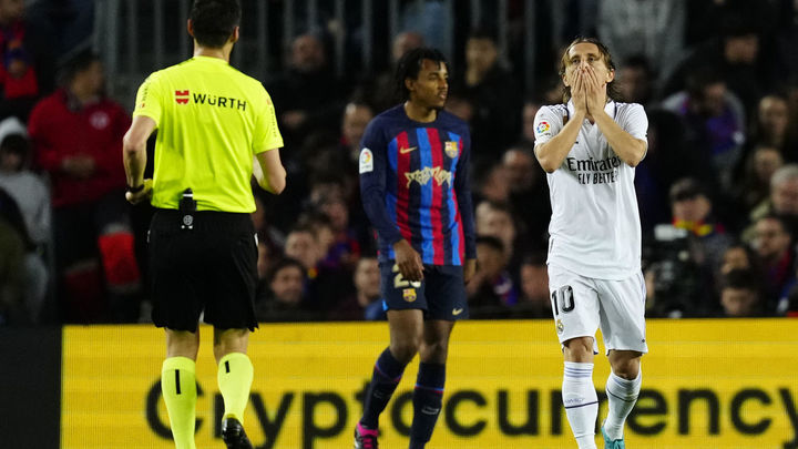 Modric ante el Barcelona / EFE