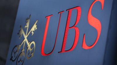 Las acciones de UBS llegan a caer más de un 10% tras comprar Credit Suisse