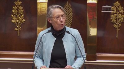 Macron salva por los pelos su Gobierno y su reforma de las pensiones