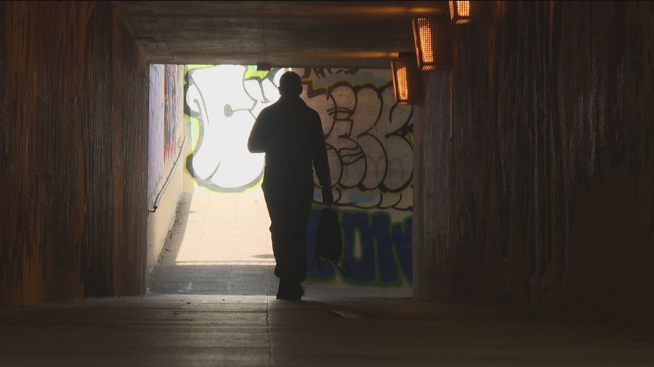 Los vecinos que usan los pasos subterráneos de la A-5 piden más seguridad y limpieza