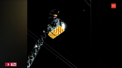 Los bomberos rescatan a un parapentista enganchado en los cables de alta de tensión en Nuevo Batzán