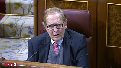 Tamames suprime la petición de elecciones anticipadas de su discurso y critica a Sánchez por sus pactos