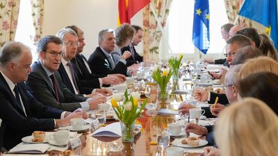 Feijóo critica ante embajadores de la UE que Podemos apoye a Putin