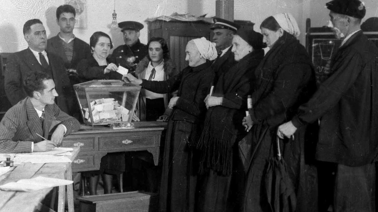 Mujeres votando por primera vez, en las elecciones generales de 1933