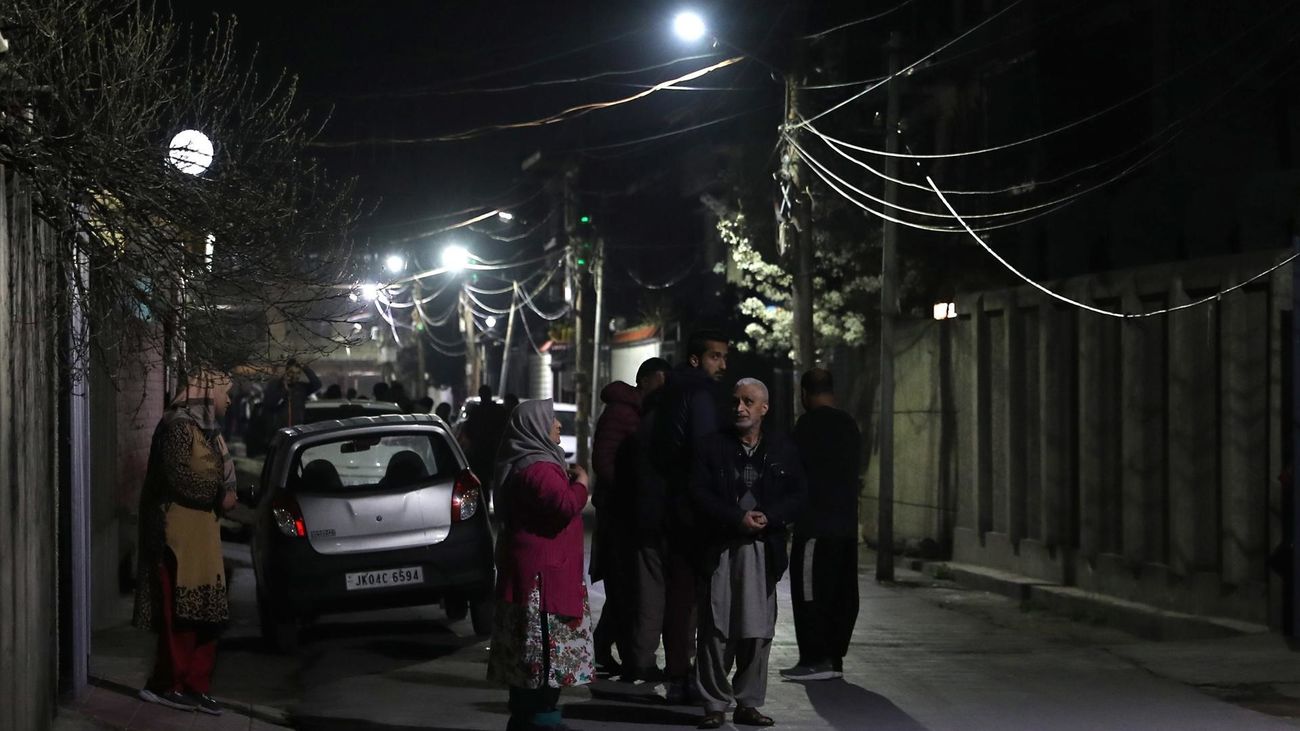 Personas fuera de sus casas tras sentir en una población india el terremoto producido en Afganistán
