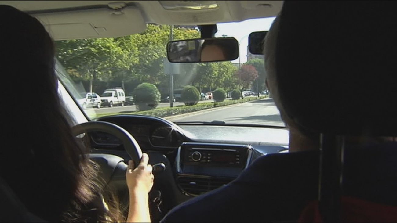 Sacarse el carné de conducir a los 17 años, la polémica propuesta de la Comisión Europea