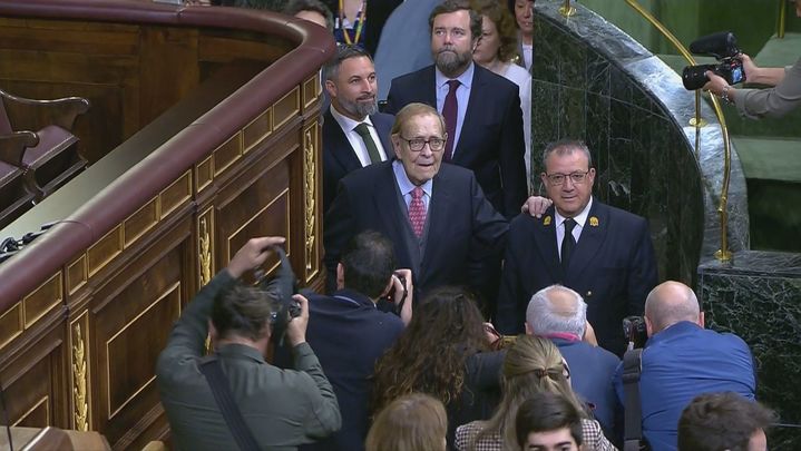 Tamames entrando en el hemiciclo / TELEMADRID