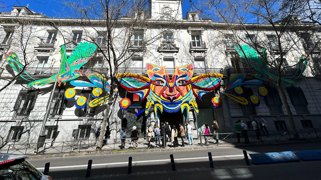 La Casa de México inaugura la primavera con más de 22.000 flores naturales en su fachada