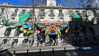La Casa de México inaugura la primavera con más de 22.000 flores naturales en su fachada