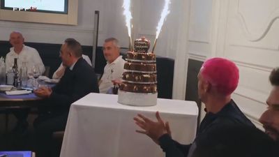 La Selección francesa sorprende a Griezmann con una tarta por su 32 cumpleaños