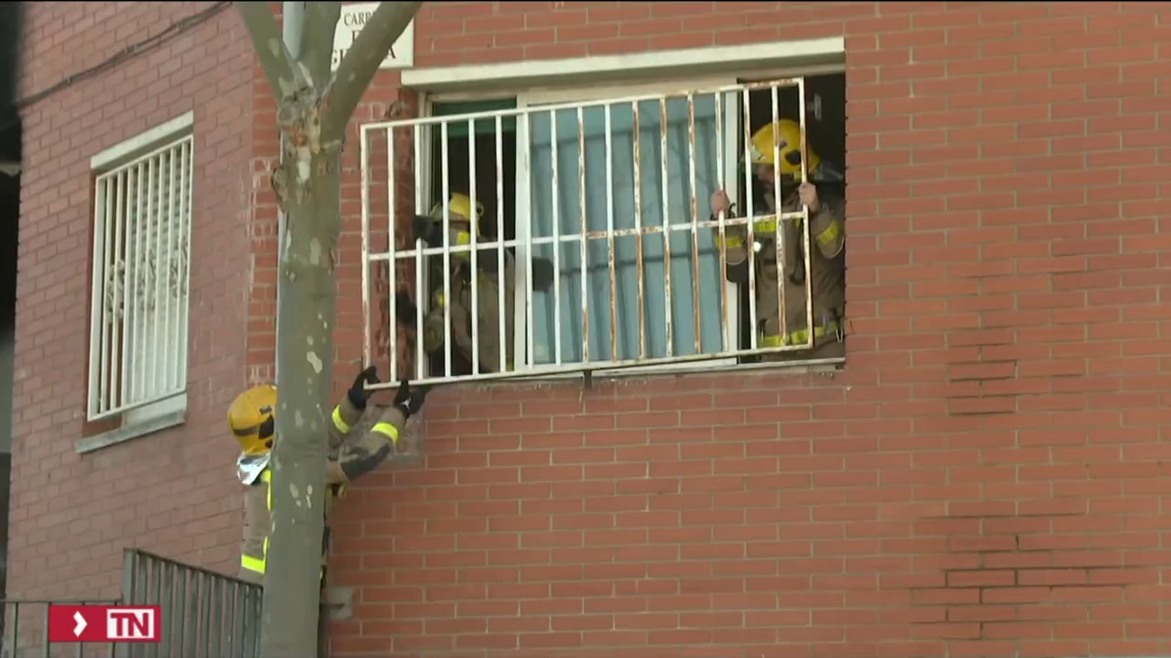 Mueren tres personas en el incendio de un bloque de pisos en Rubí, Barcelona