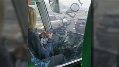 Investigada por conducir un autobús en la A-6 mientras usaba dos móviles