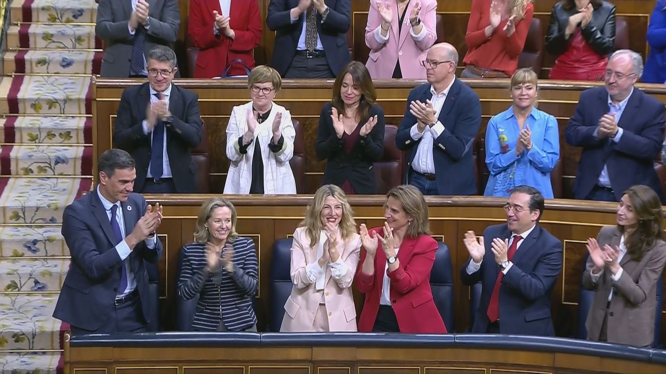 El presidente del Gobierno, Pedro Sánchez es aplaudido tras conocerse que no ha prosperado la moción de censura