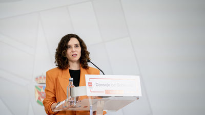 Ayuso da la enhorabuena a Vox por permitir que Sánchez "salga a hombros" del Congreso de los Diputados