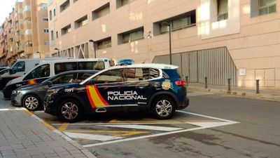 Dos hombres violan a una niña de 14 años en los aseos de un supermercado