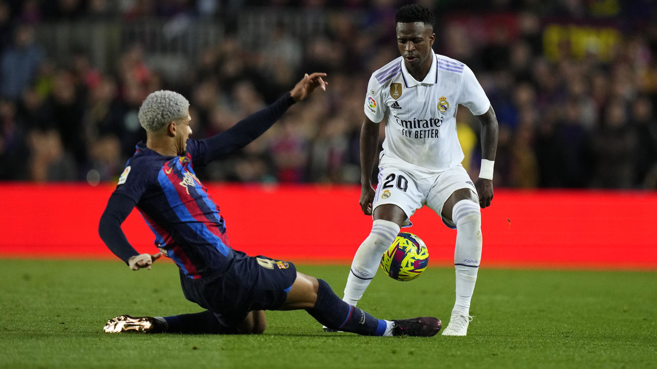 LaLiga denuncia los "intolerables" insultos racistas a Vinicius en el Camp Nou