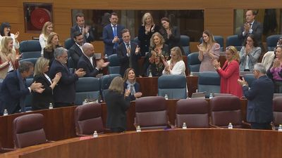 La Asamblea recibe en pie y con aplausos a Paloma Adrados, que se reincorpora tras sufrir un ictus