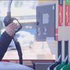La gasolina rompe con tres semanas al alza mientras el diésel suma seis a la baja