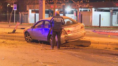 Sufren un accidente de tráfico en Madrid, huyen y dejan el coche abandonado