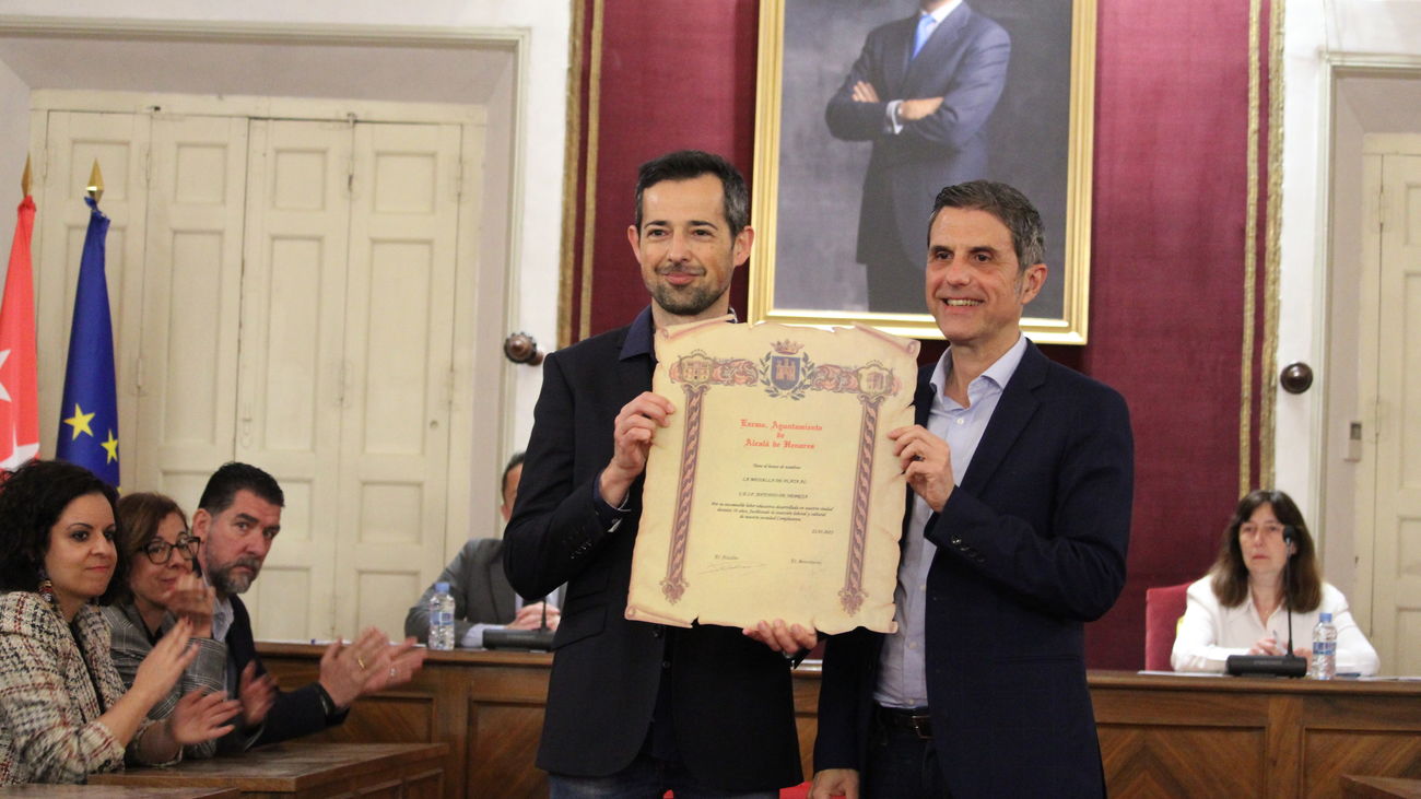 Raúl Susmozas, director del colegio Antonio de Nebrija (izda) recibe la Medalla de Plata de manos del alcalde de Alcalá