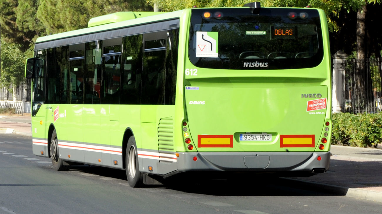 Un autobús interurbano presta servicio en una localidad madrileña