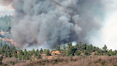 Un gran incendio entre Castellón y Teruel calcina ya 1.000 hectáreas