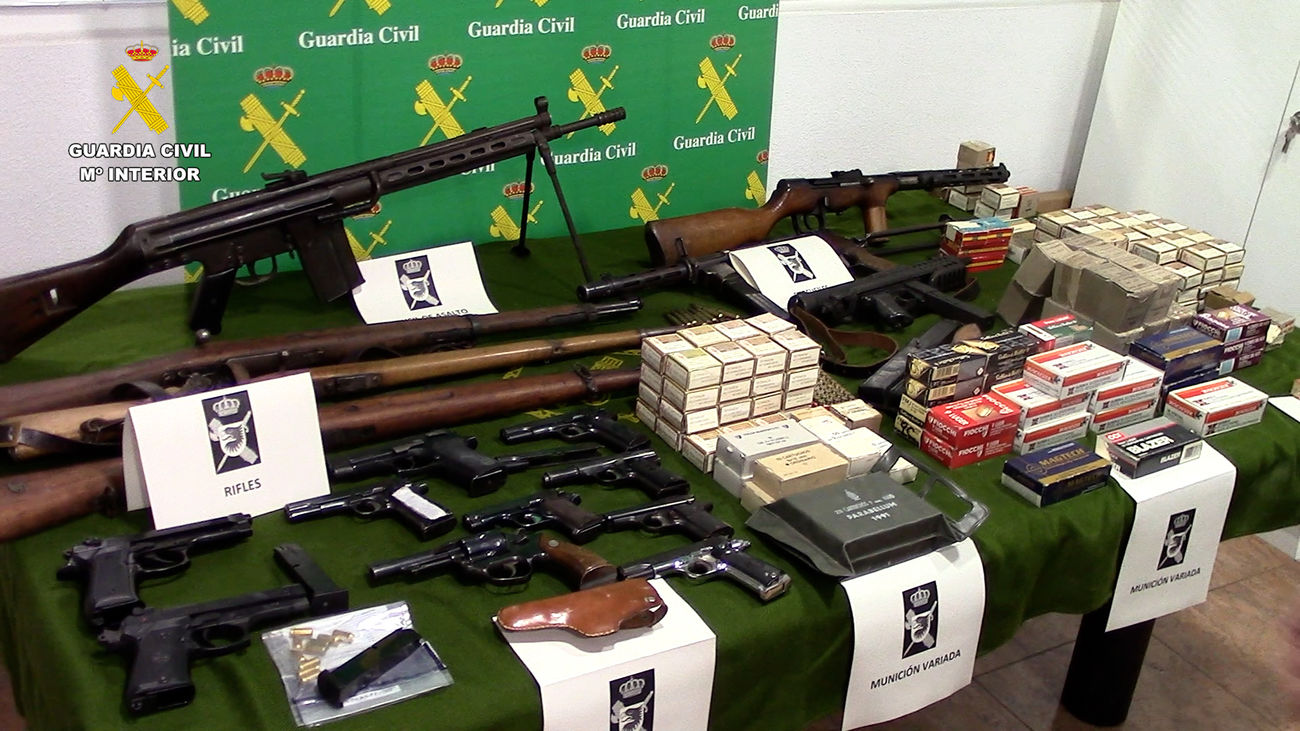 Algunas de las armas intervenidas por la Guardia Civil