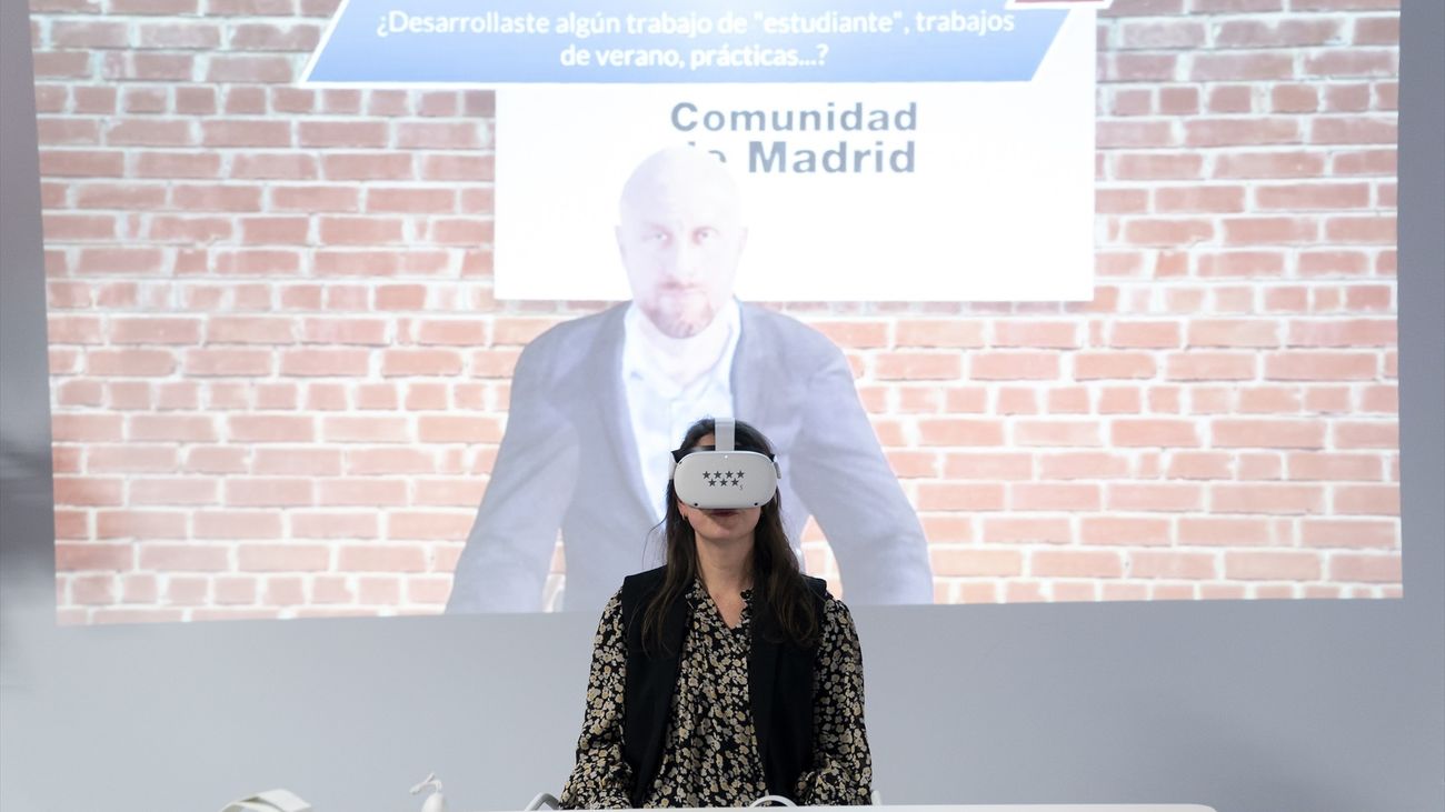 Una mujer simula una entrevista de trabajo con unas gafas de realidad virtual, en la nueva oficina de empleo Vallecas-Santa Eugenia