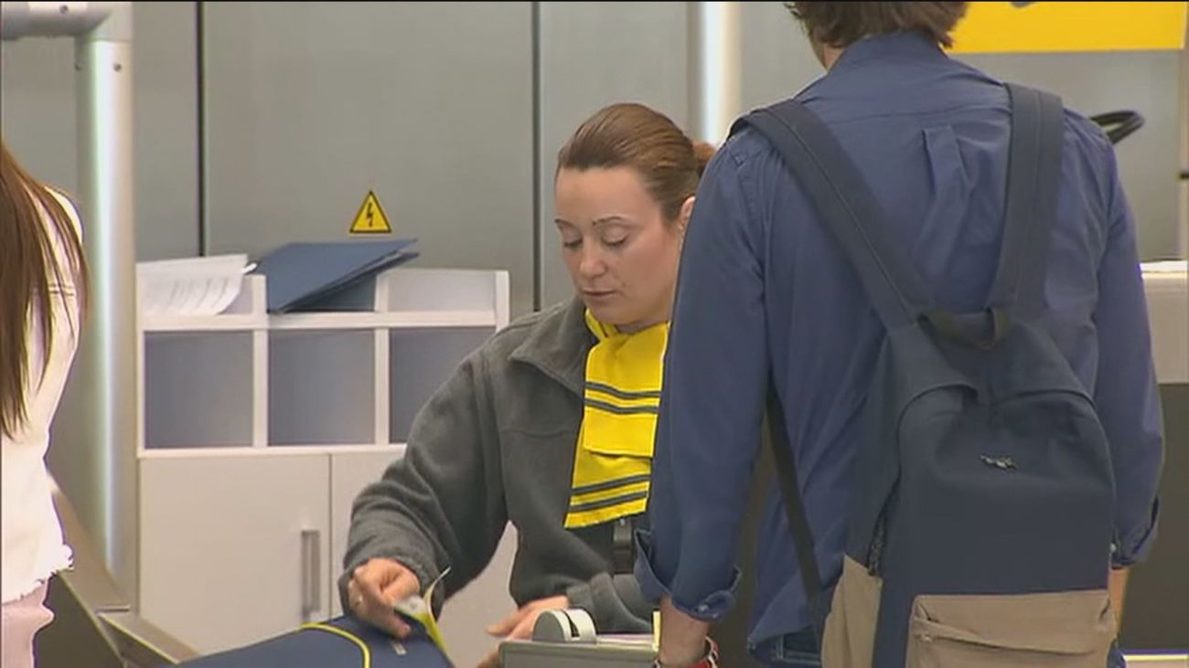 Proponen multar a Vueling por requerimientos estéticos a sus azafatas