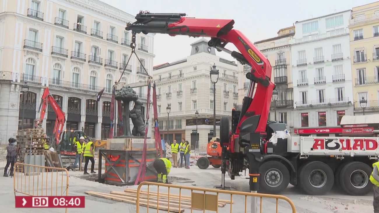 Gatos, hilo de diamantes... así es la 'mudanza' del Oso y el Madroño en la Puerta del Sol