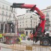 Gatos, hilo de diamantes... así es la 'mudanza' del Oso y el Madroño en la Puerta del Sol
