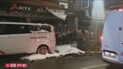 La quema de un contenedor en Carabanchel provoca daños en un comercio y un vehículo