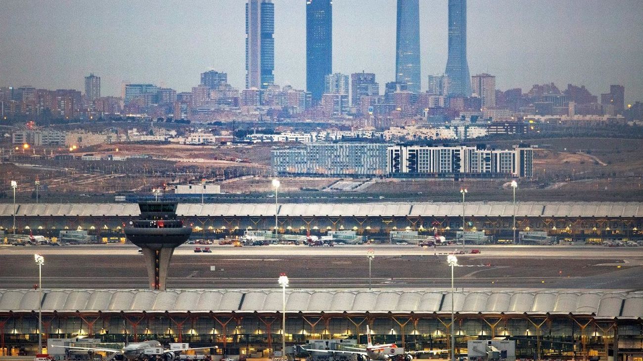 Vista de Madrid y las pistas del Aeropuerto de Barajas desde el mirador del Picón del Cura, en Paracuellos