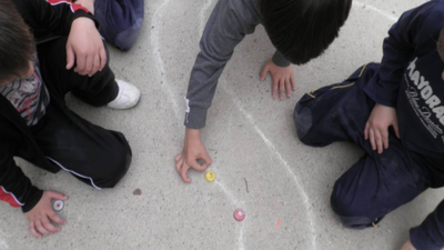 Los niños de un colegio de La Coruña cambian el fútbol del recreo por las chapas