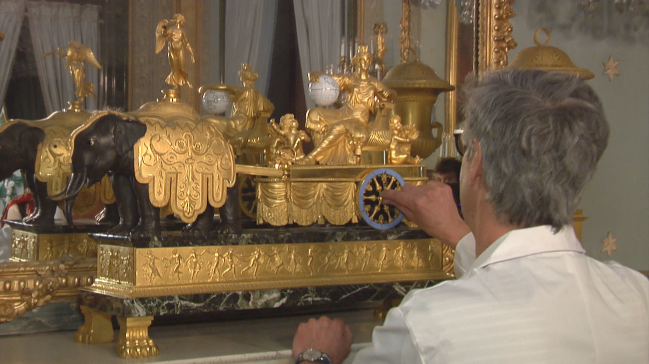 El relojero del Palacio Real tarda 3 días en cambiar la hora a los más de 200 relojes